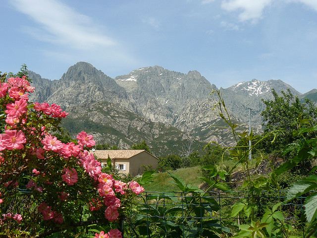 Vista de las montañas corsas desde un albergue. 